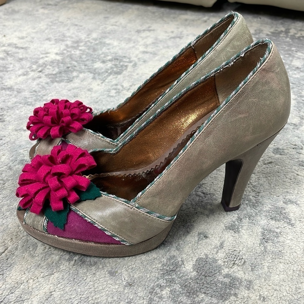 Poetic License Distressed Leather Floret Pom Pom Pumps Retro Heels Taupe Sz 7